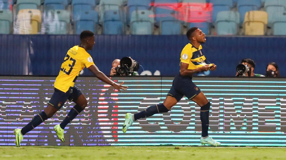 Ayrton Preciado (d) apunta para ser titular contra Venezuela en Quito.