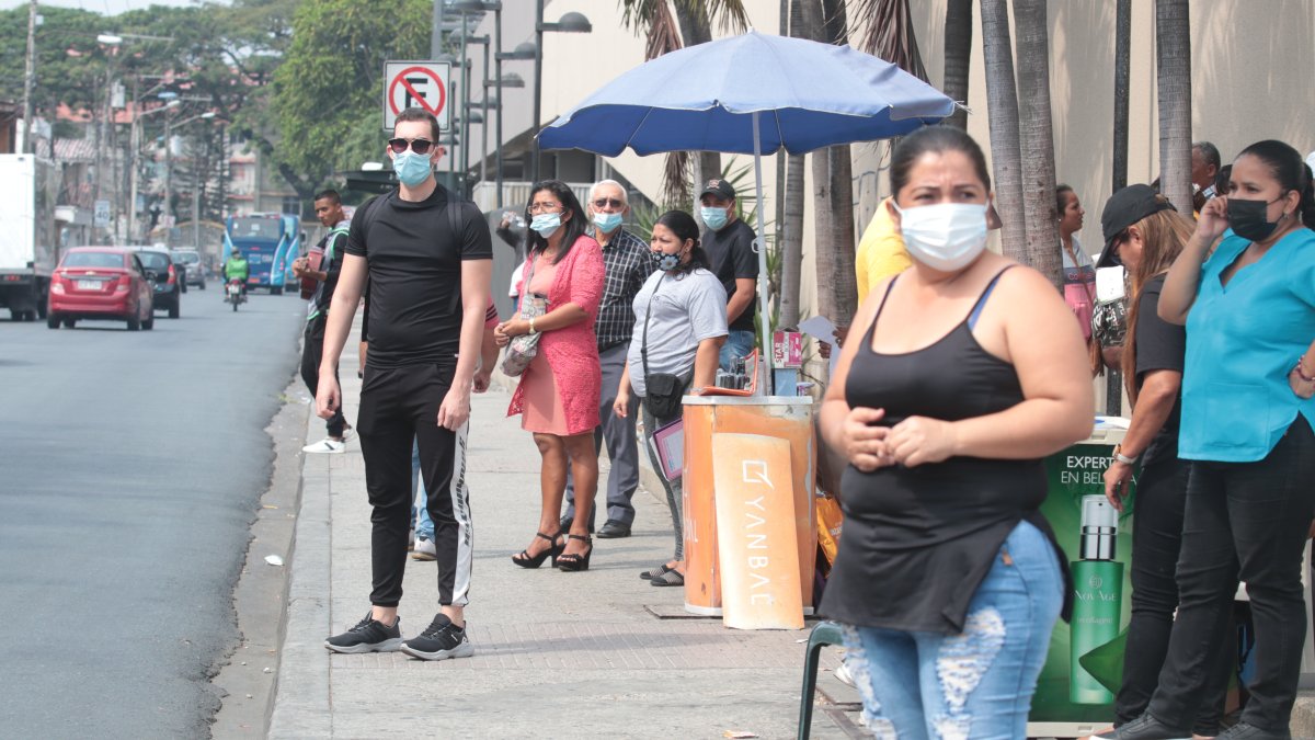 Demora. Los usuarios esperaron varios minutos por los buses.