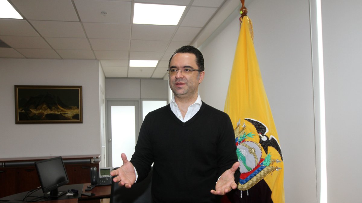 Castillo es Economista. Tiene un Ph. D. y un MSc. en Economía por la Texas A&M University (Estados Unidos).