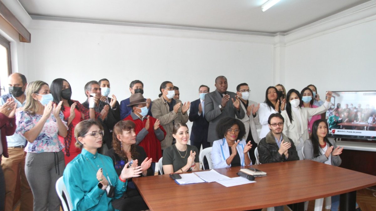 UNES. Los miembros del partido político Revolución Ciudadana rechazaron la investigación fiscal. La calificaron de un uso político de la justicia.