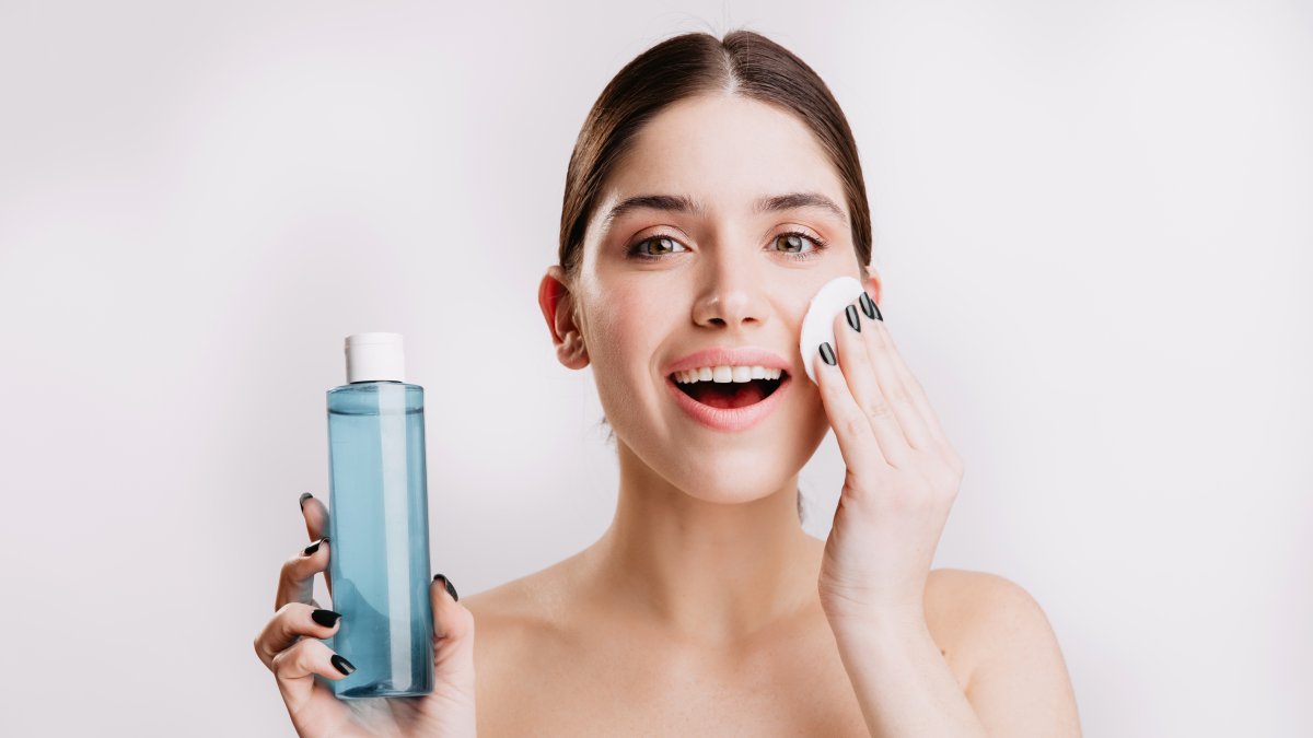 Agua micelar para limpiar el rostro.