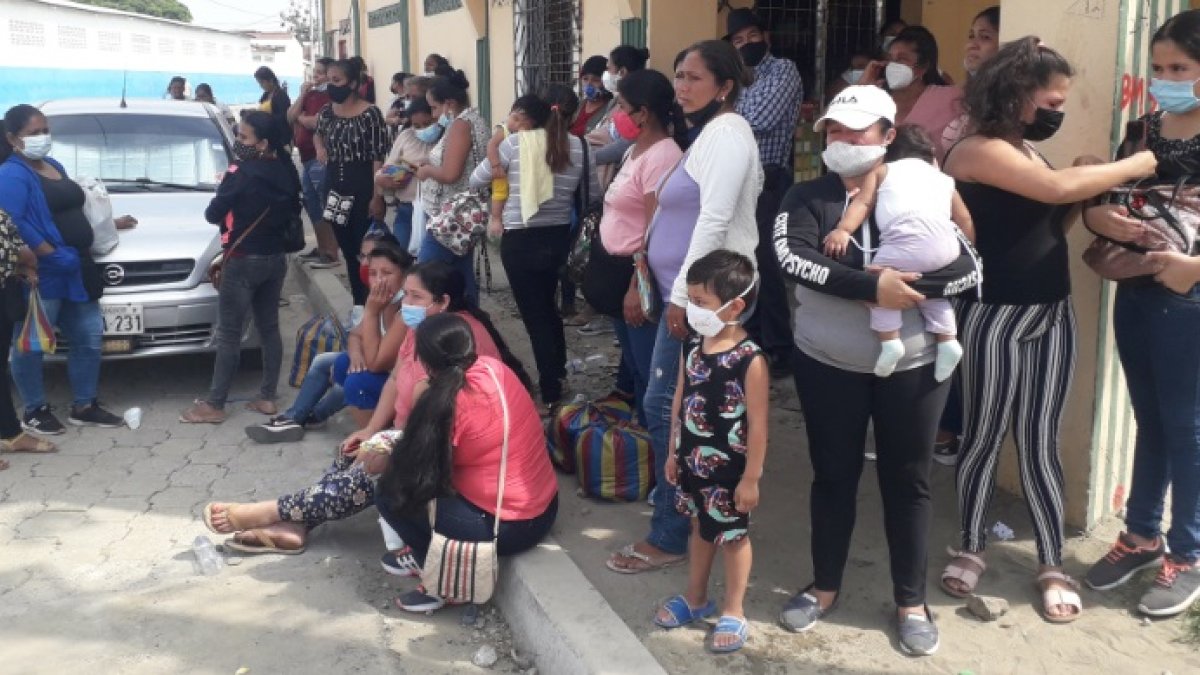 Quejas. Los padres reclaman por falta de organización, los niños debían entrar solos a la inoculación.