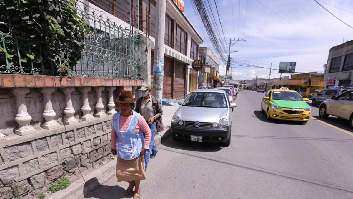 Reducción. En algunos tramos las veredas se reducen a unos pocos centímetros, que son intransitables.