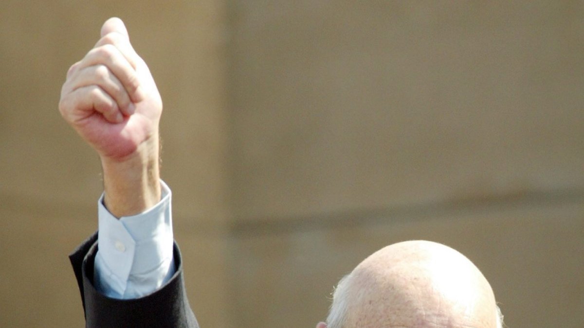 El expresidente de Sudáfrica Frederik Willemde Klerk, murió hoy a los 85 años. Aquí durante una aparición en público cuando estaba al frente del país 