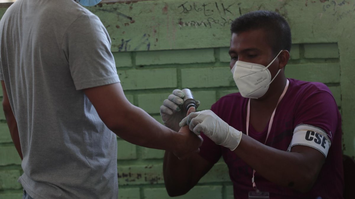 Un hombre vota durante las elecciones presidenciales en la junta receptora de votos del Colegio Benjamín Zeledón en Managua (Nicaragua).