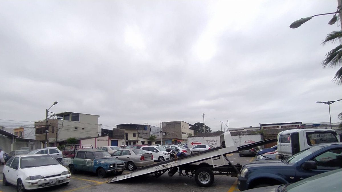 Acción. La grúa de la ATM retiró los carros abandonados en Sauces 5.