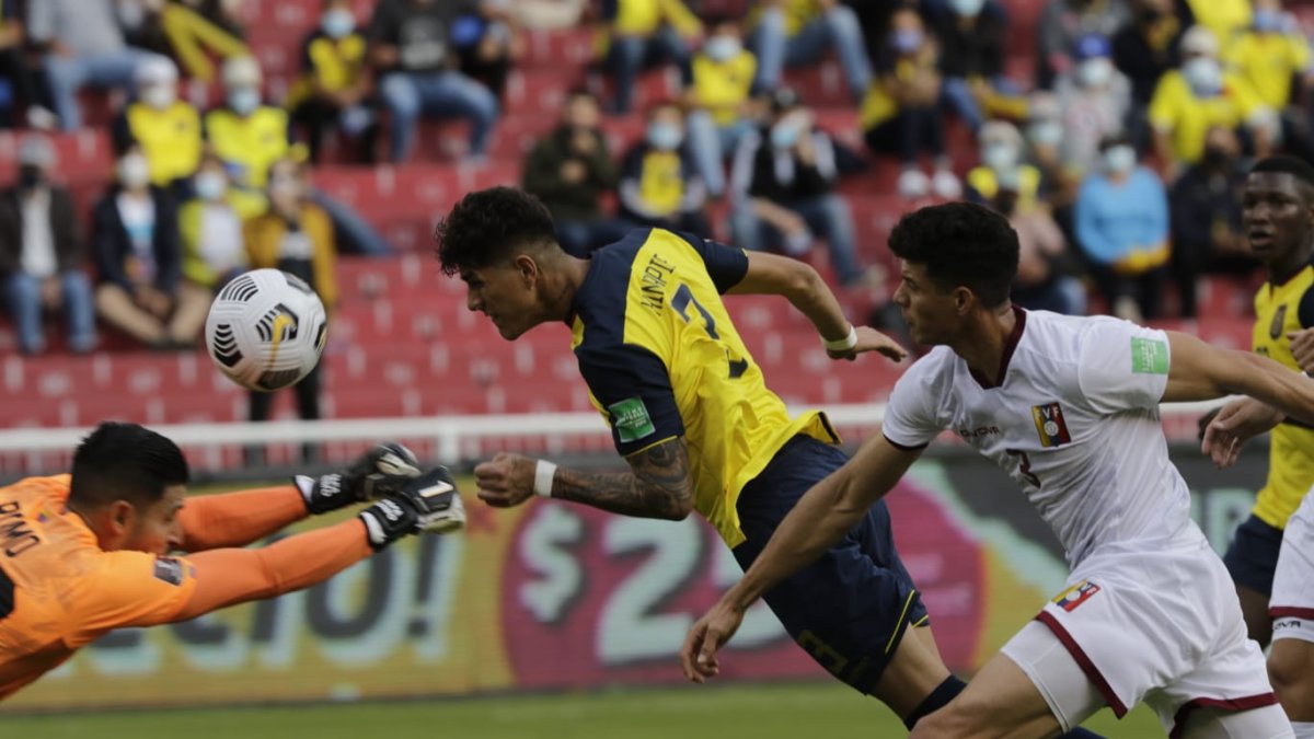 El momento del gol de Piero Hincapié, cuando conectó de cabeza.