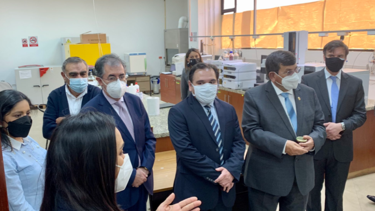 Recorrido por los laboratorios en donde se encuentran los equipos adquiridos a través del convenio Canje de Deuda.