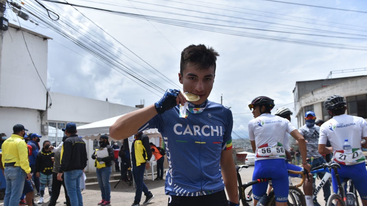 Jhony Carapaz atacó en el exigente fuerte final y se quedó con la presea dorada.