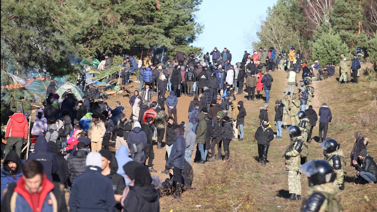Migrantes reunidos en la frontera entre Bielorrusia y Polonia en la región de Grodno.  /BELTA HANDOUT