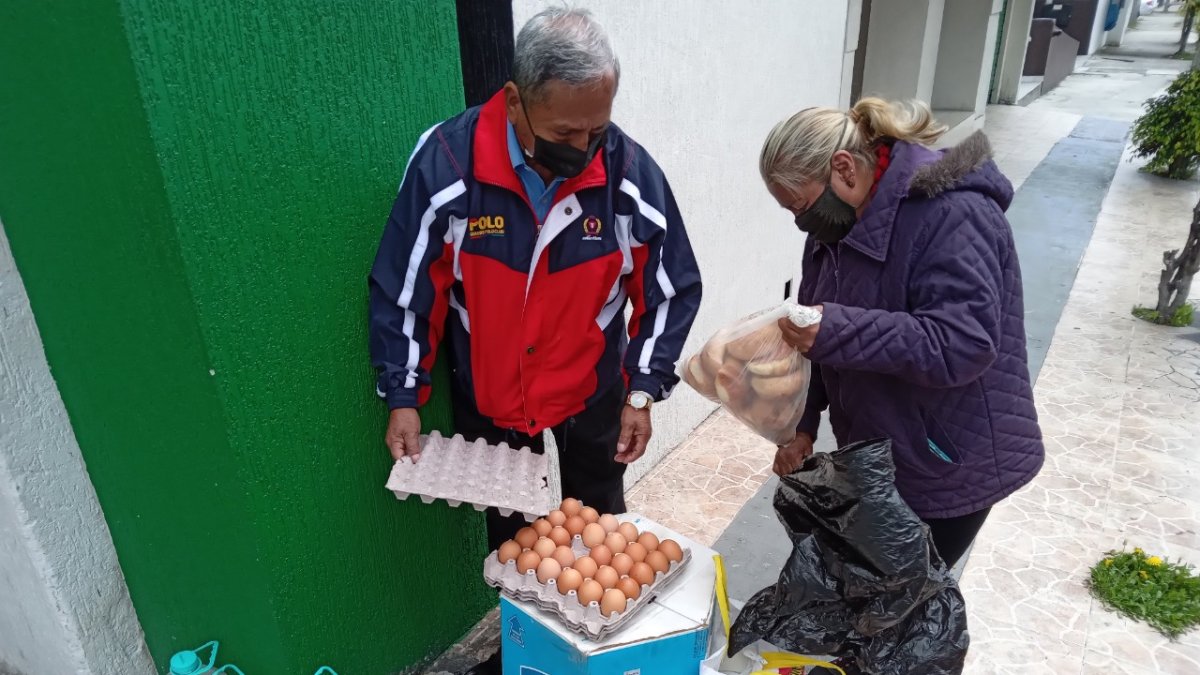Asistencia. María Chughchilán llegó con comida para sus parientes.
