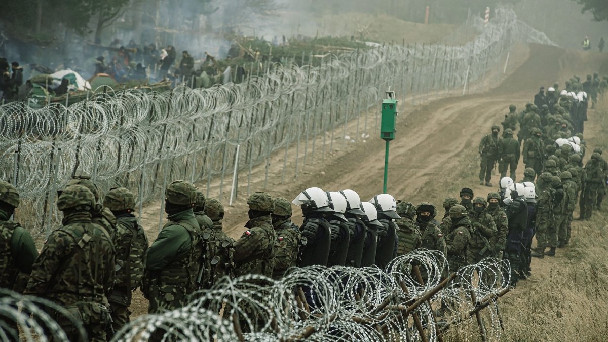 Imagen facilitada por las Fuerzas de Defensa polacas del despligue de soldados en la frontera con Bielorrusia.