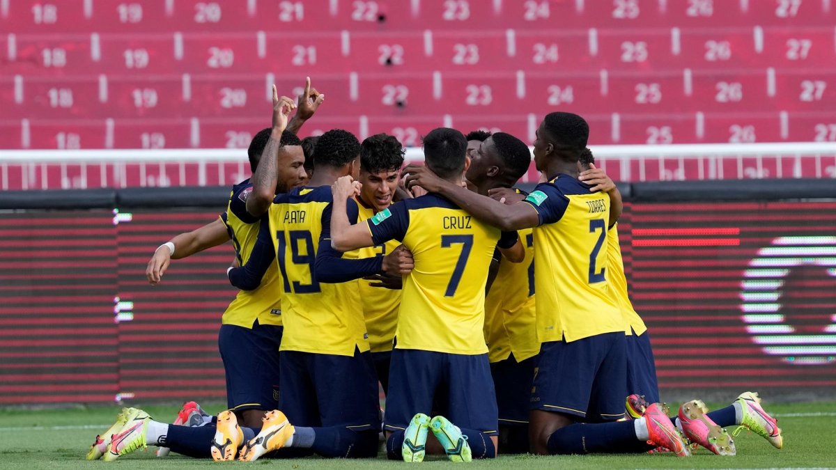 Jugadores de Ecuador celebran un gol ante Venezuela en el estadio Rodrigo Paz Delgado en Quito.