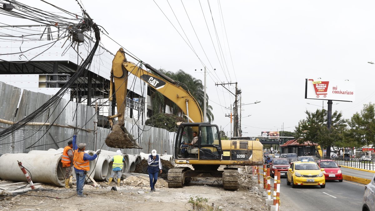 Los ingenieros ordenan y vigilan de cerca los trabajos que ejecutan los obreros.