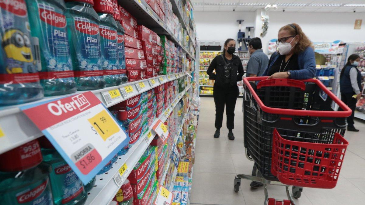 TIA.- Un grupo de clientes aprovecha las ofertas de productos de limpieza personal en TIA.