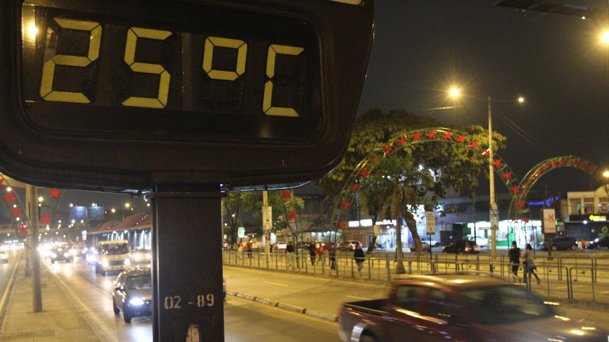 La temperatura en el sur de Guayaquil, registrada por un termómetro público a las 20:00 del jueves 11 de noviembre de 2021.