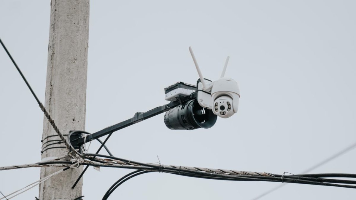 La cámara de seguridad fue ubicada en uno de los postes de alumbrado eléctrico de la cooperativa Proletario sin tierra, en el Guasmo sur.