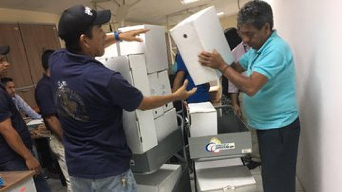 Justicia. Los ayudantes judiciales realizan labores como manejar expedientes y son personal administrativo del sistema judicial.