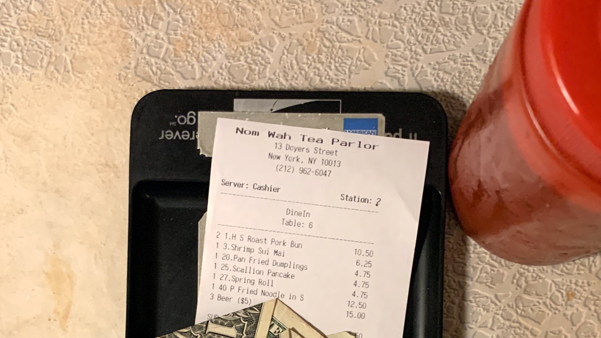 Una cuenta de la consumición y dinero sobre la mesa de un restaurante en Nueva York. Foto: Benno Schwinghammer/dpa ag-periodistas / DPA