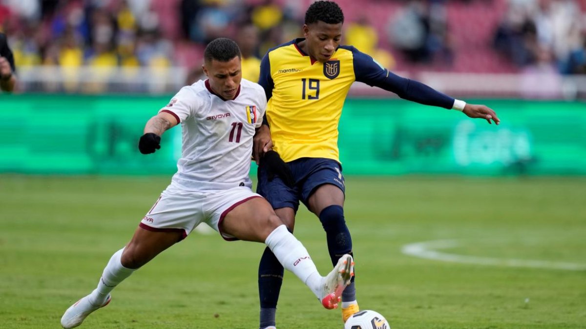 Gonzalo Plata de Ecuador fue amonestados en el duelo contra Venezuela, el pasado jueves 11 de noviembre de 2021