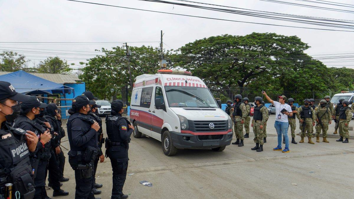 Una ambulancia sale hoy de la penitenciaría de Guayaquil (Ecuador).