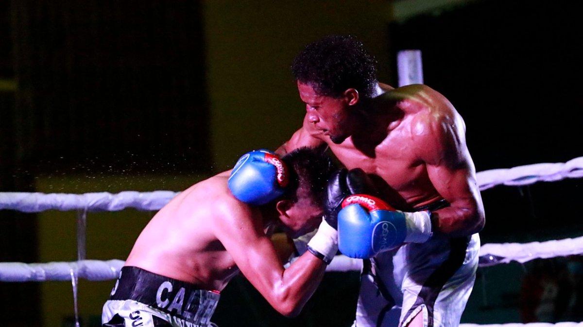 Alexander Espinoza (derecha) domina a José Luis Calyecac durante la pelea en Quito.