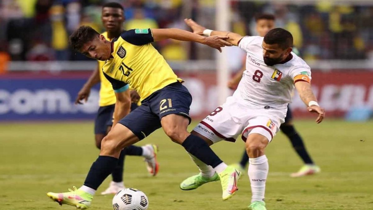 Jeremy Sarmiento (i), de 19 años, fue titular por primera vez en la selección de Ecuador.