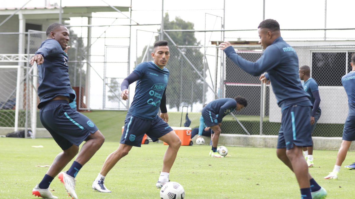 Ángel Mena (centro) y Diego Palacios (derecha) cumplieron con la fecha de suspensión y estarán disponibles para el partido del martes en Santiago. Mena se perfila como titular.