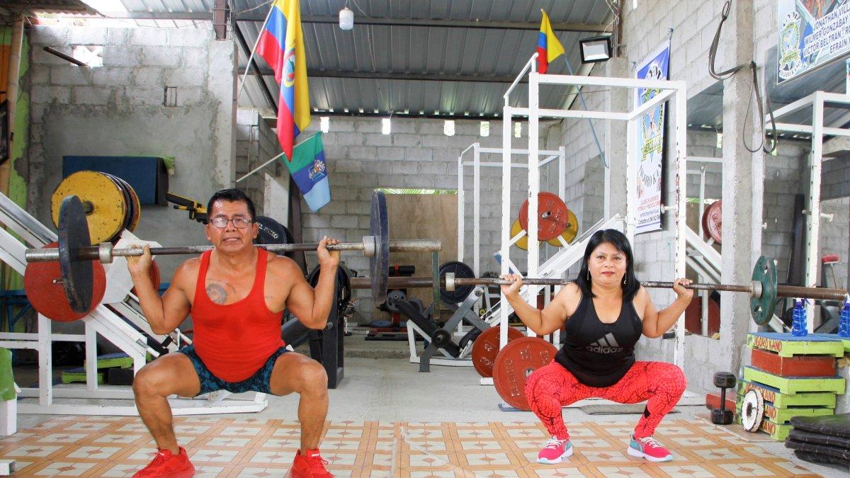 Los pesistas Gregorio Villao y María Isabel Ramos son una pareja de esposos que comparten los secretos del deporte para ayudarse mutuamente en la actividad.