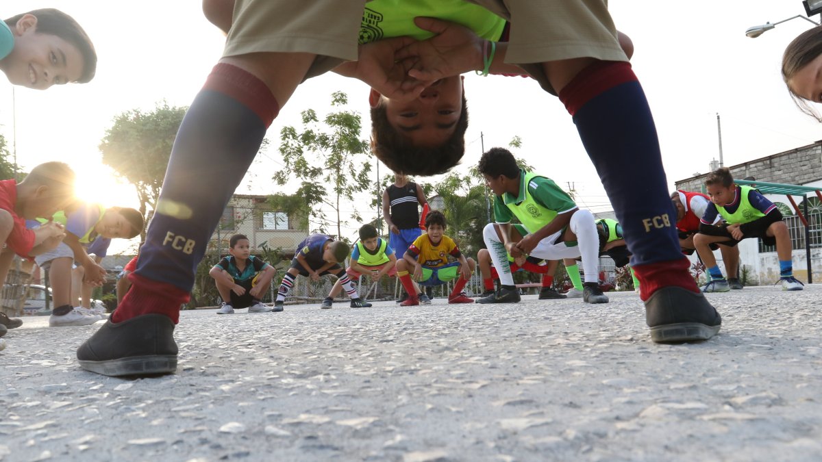 Peloteo.- Los chicos de la ciudadela Las Orquideas juegan de lunes a viernes.