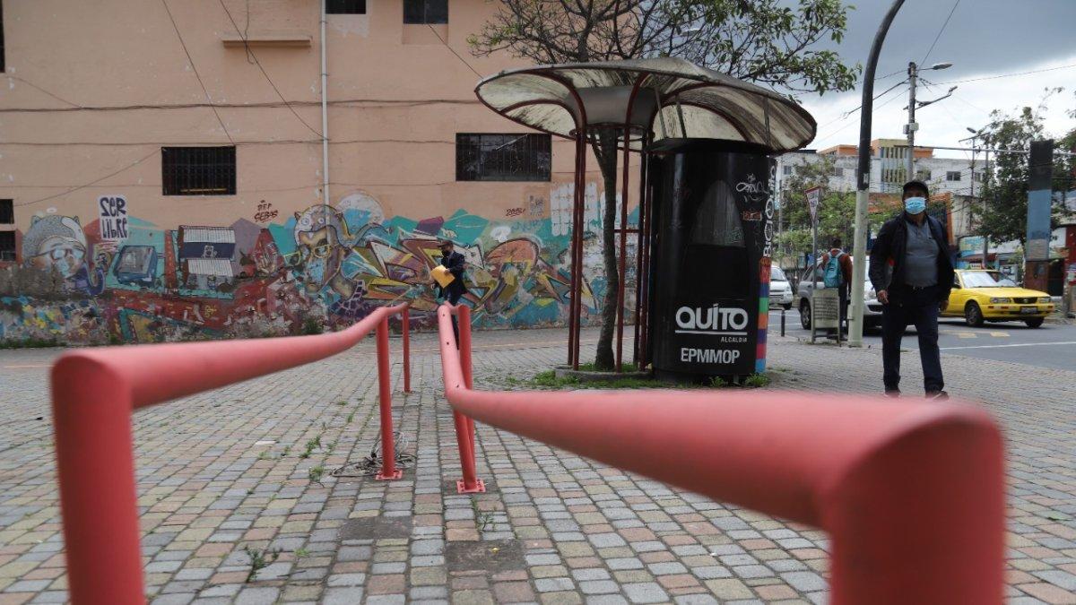 Deterioro. Las estaciones y la infraestructura de soporte del sistema Bici-Q están descuidadas, vandalizadas y en algunos casos sirven hasta de botadero de basura y parqueo de 'scooters'.