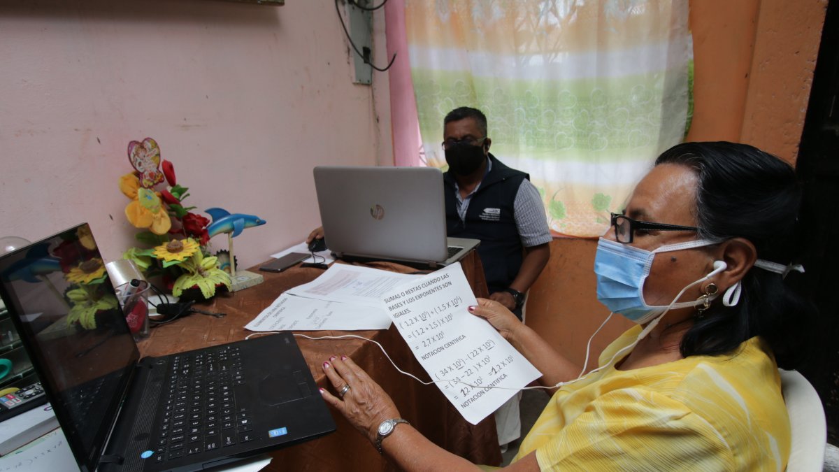 Rosa Sotamba, de 70 años, está en tercero de bachillerato.