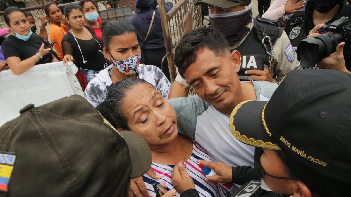 Dolor. Decenas de familiares de las víctimas llegaron hasta las afueras de la Penitenciaría en busca de noticias. Piden al Gobierno detener la crisis.