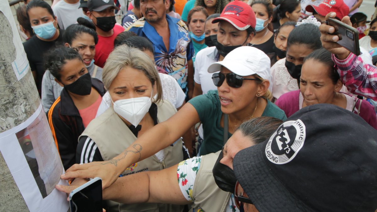 Drama. Familiares de presos fallecidos en una de las masacres penitenciarias buscando conocer su situación