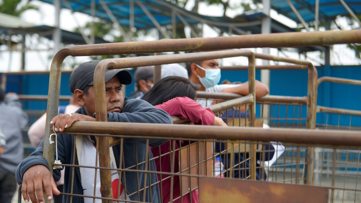 900 uniformados de la Policía Nacional permanecen en el interior y exterior de la Penitenciaría del Litoral.