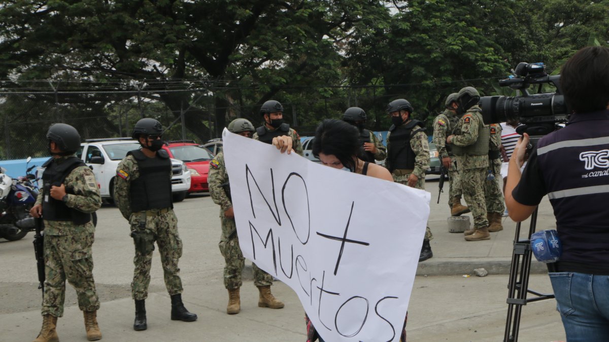 Familiares acudieron con carteles para pedir intervención de las autoridades.