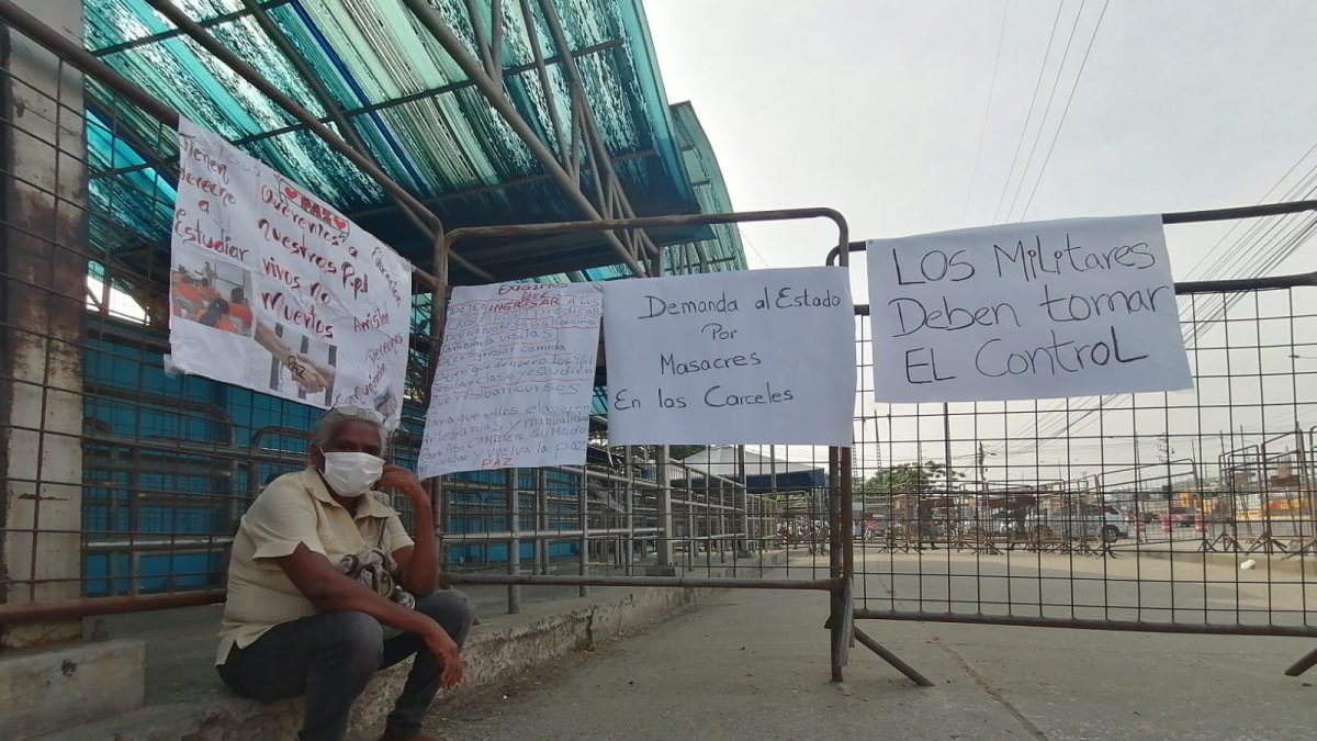 En los exteriores del centro carcelario quedaron algunos carteles elaborados por allegados de los reos.