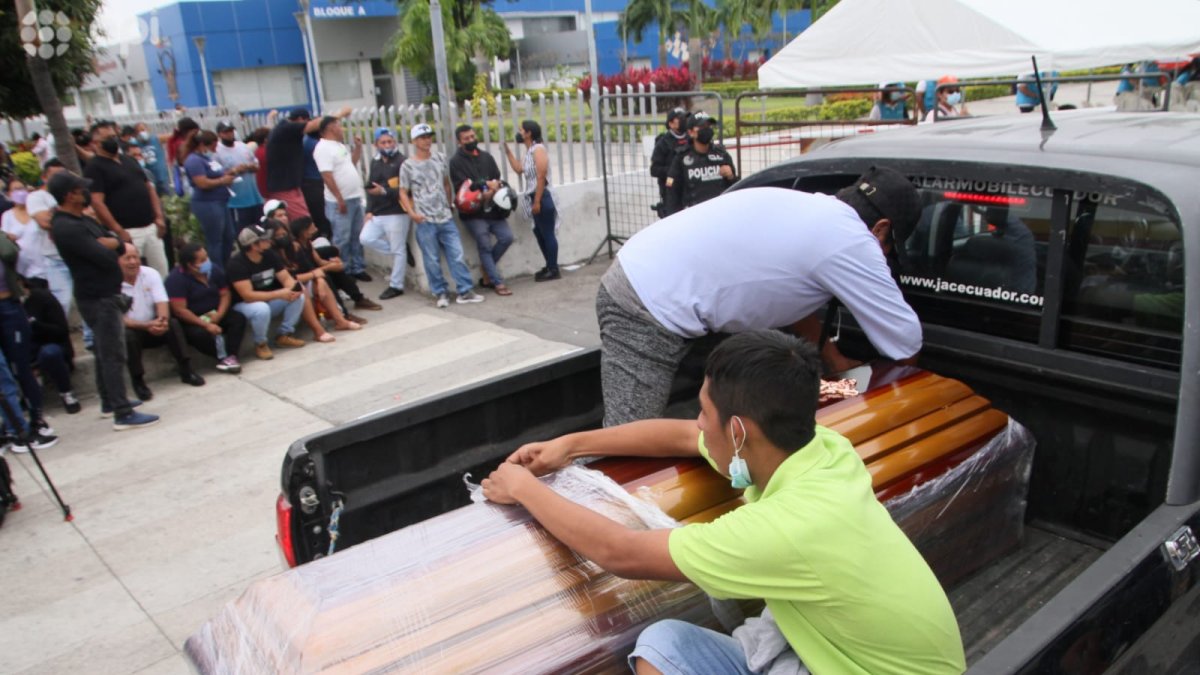 En el Laboratorio de Criminalística y Ciencias Forenses de la Zona 8, hasta el mediodía de ayer habían sido identificados 34 cuerpos, de los cuales 4 habían sido entregados a sus familiares.