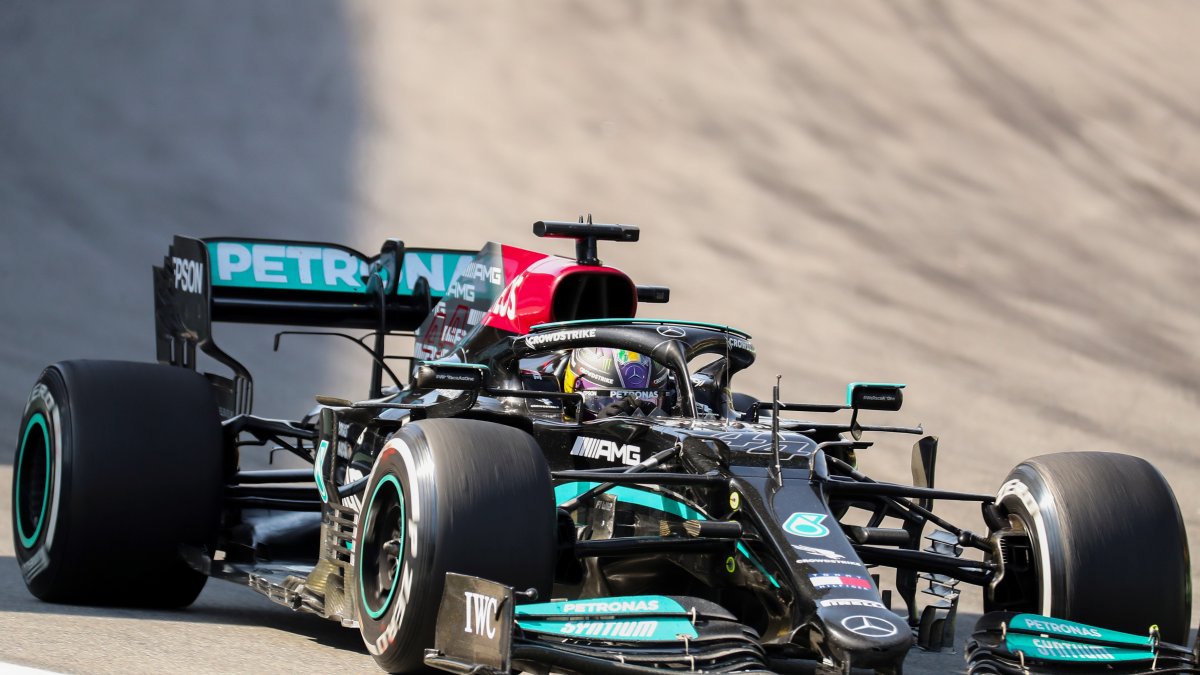 Hamilton, que arrancó décimo, se exhibió al remontar nueve puestos para ampliar a 101 su propio récord histórico de triunfos en la categoría reina al ganar en Interlagos.