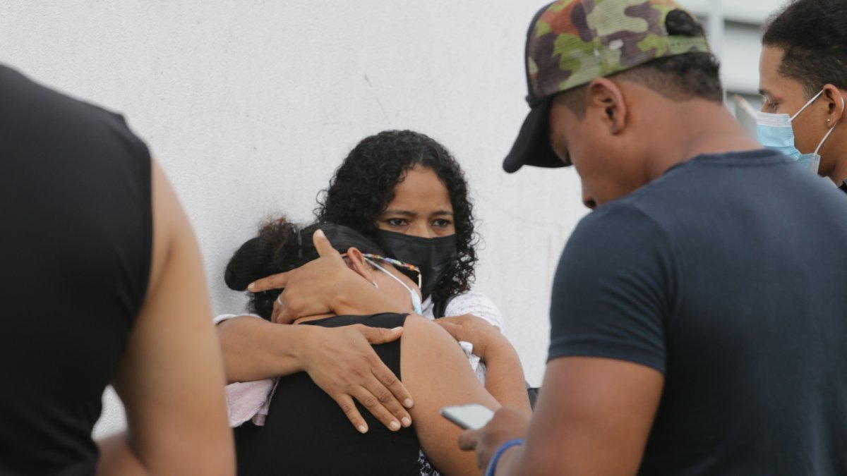 Los familiares protagonizaron escenas desgarradoras afuera de la morgue.