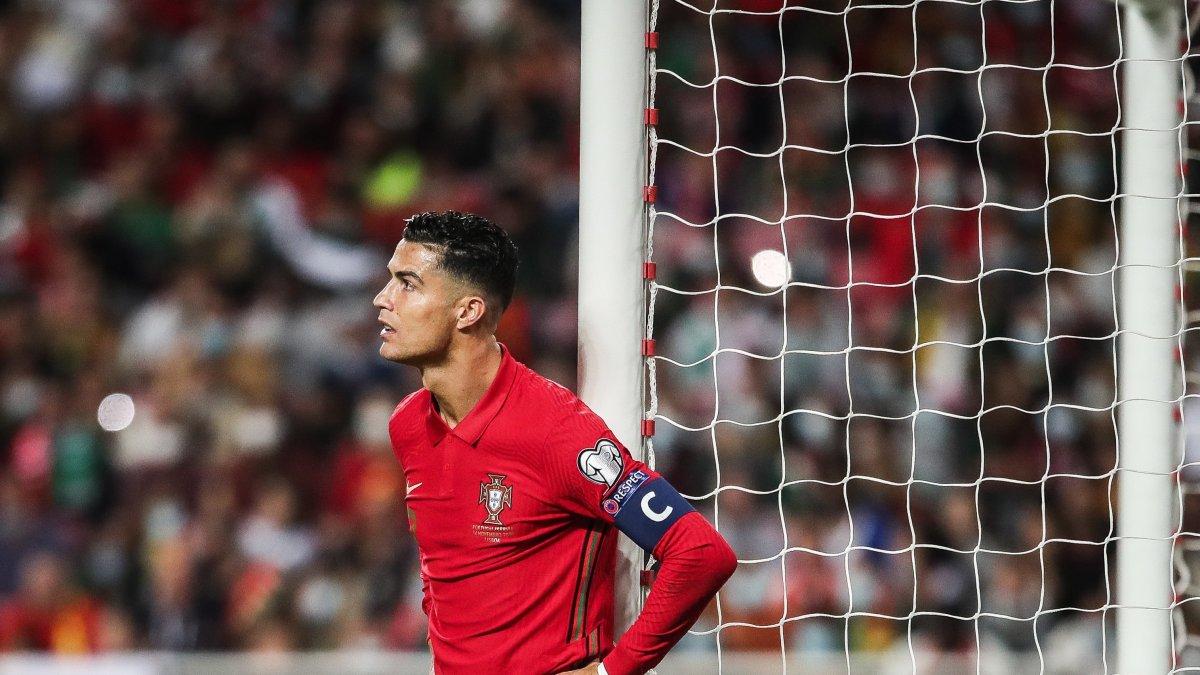 El delantero Cristiano Ronaldo se lamenta tras la derrota de Portugal ante Serbia. Ese partido les condenó a la repesca.