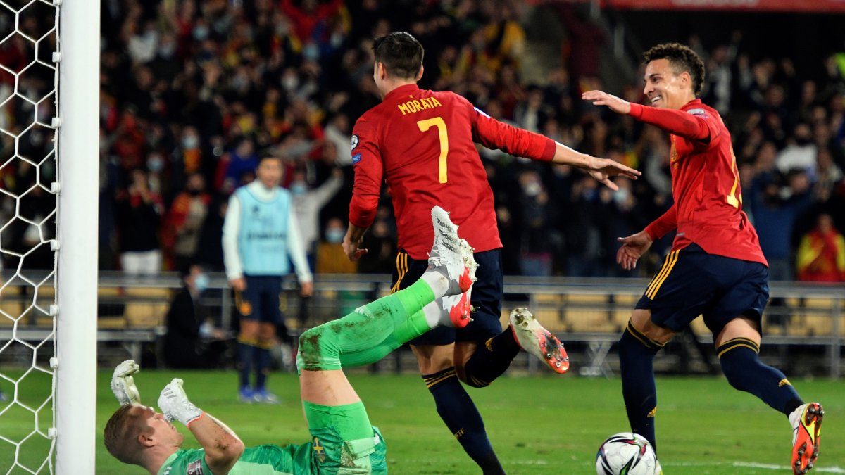 Álvaro Morata (c) celebra tras marcar ante Suecia, durante el partido de la fase de clasificación del Mundial disputado este domingo en el estadio de La Cartuja, en Sevilla.