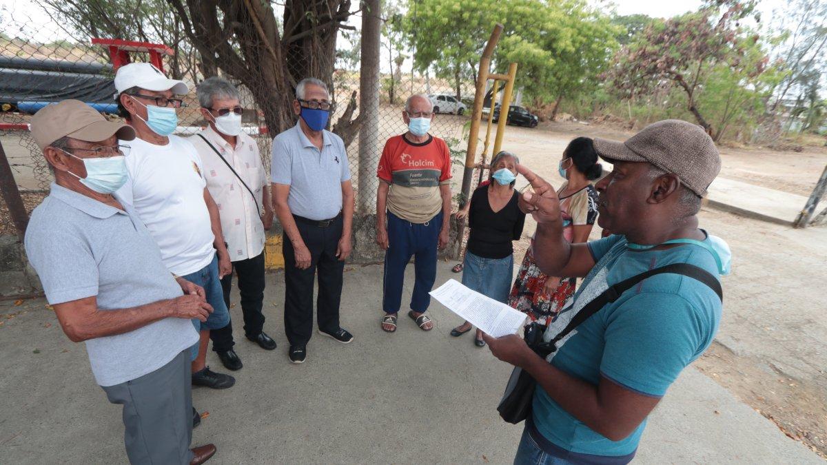 Reunión. Un grupo de adultos mayores se reúne para decidir qué más pueden hacer para que el Municipio les edifique un centro gerontológico.