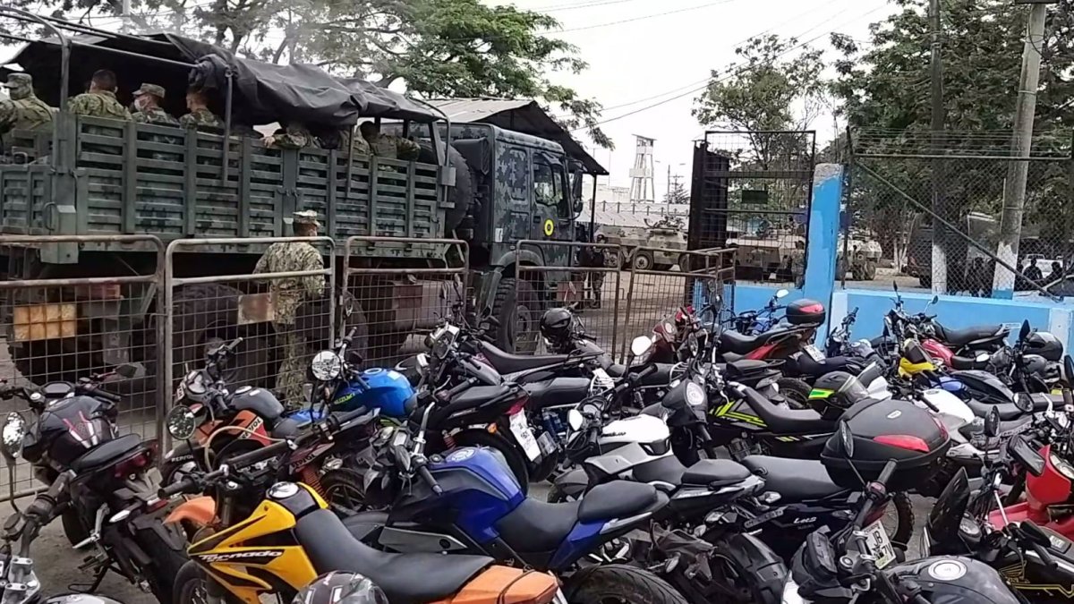 Buses llenos de militares y tanquetas, ingresaron esta mañana a las instalaciones de la penitenciaría