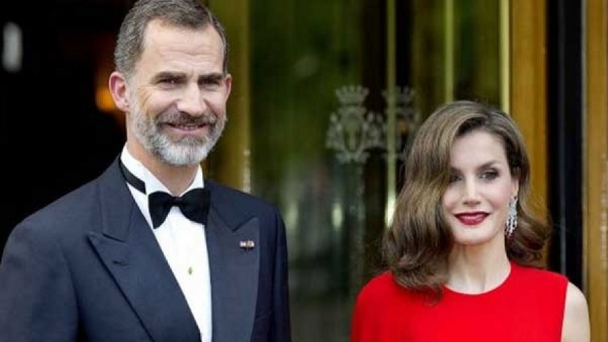 Los reyes de España suelen hacer noticia con gestos como el embarcarse en un bus de transporte público para ir a un evento.