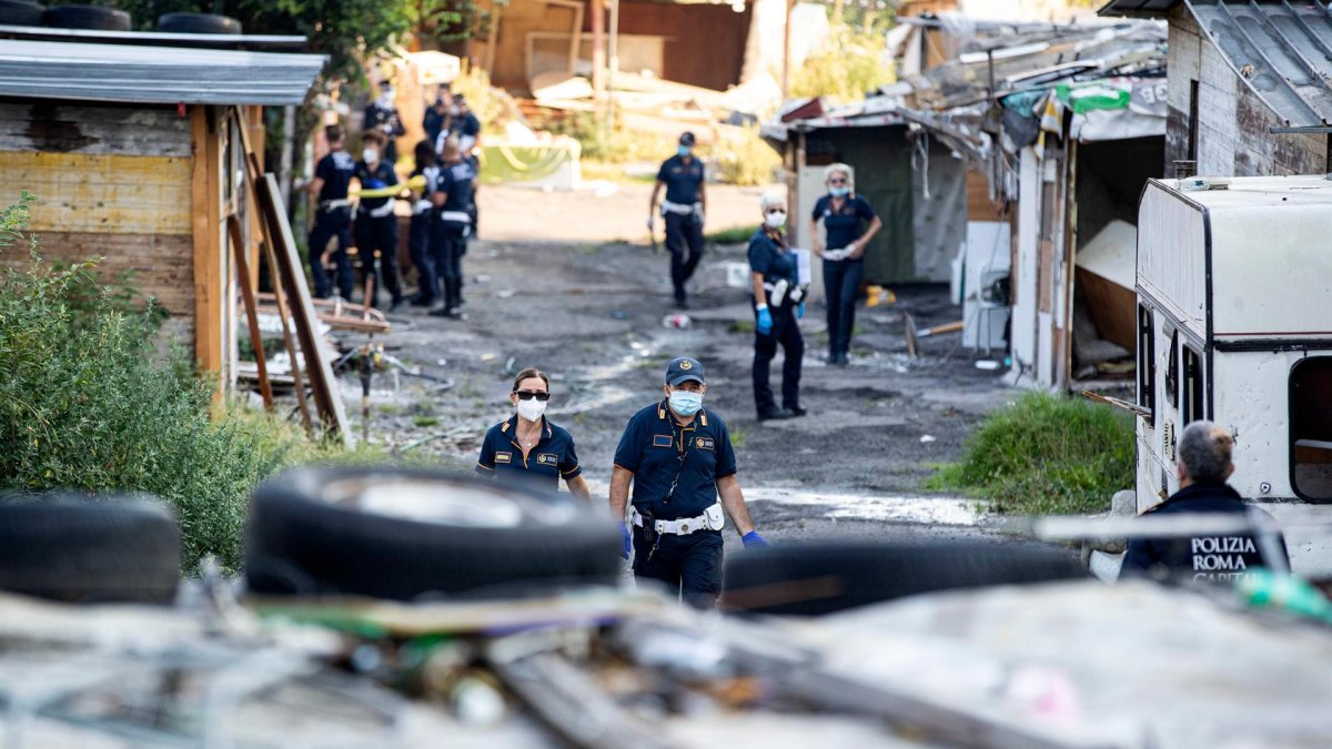 Agentes de la Policía Local llevaban a cabo el desalojo de un asentamiento nómada en Roma, Italia, el 11 de agosto de 2020.