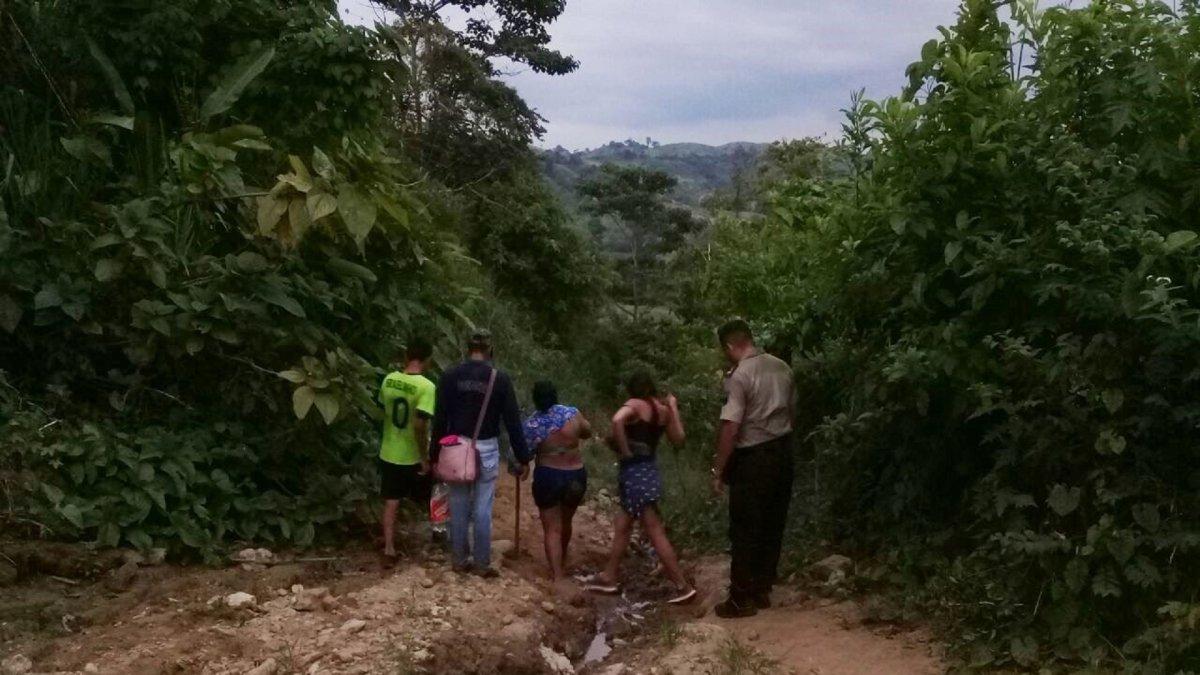 Turistas, en el sector de la cascada Salto de Oro, que pertenece a un terreno privado.