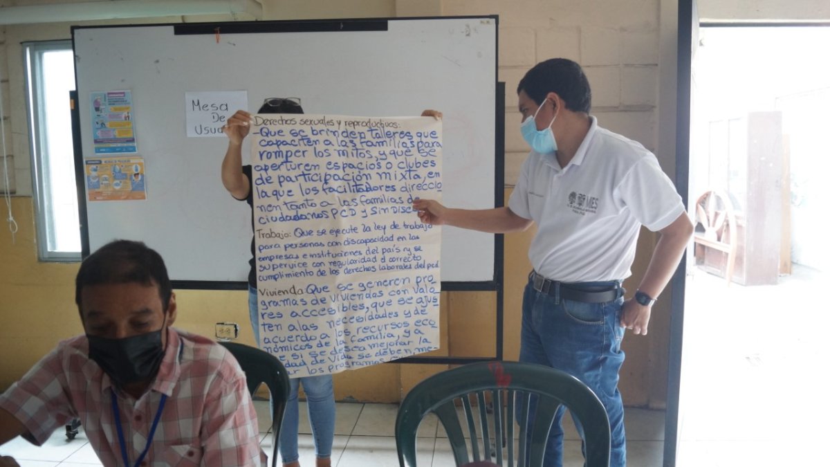 Washington Peñafiel lee las conclusiones a las que llegaron los miembros de uno de los grupos de trabajo.