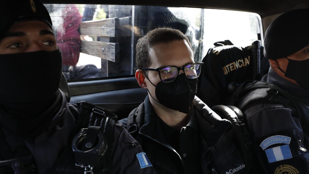 Autoridades custodian a Luis Enrique Martinelli Linares (c), hijo del expresidente panameño Ricardo Martinelli, mientras es extraditado hacia los Estados Unidos, en Ciudad de Guatemala (Guatemala).