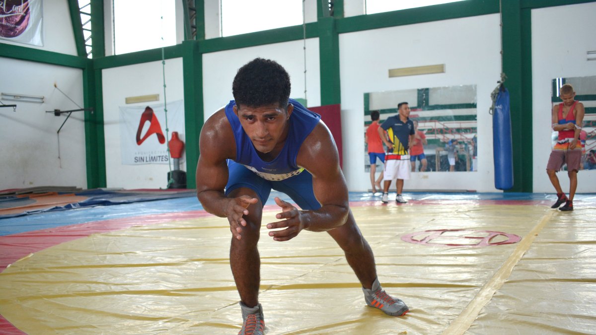 El portovejense Peter Godoy ensaya diariamente las técnicas para superarse en la lucha olímpica.